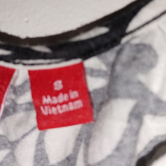 Elle brand size small womens short sleeve top Preowned - Picture 3 of 4